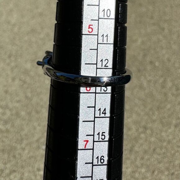 NEW White Gold Plated 3 Round Sparkling Clear Crystal CZ Stone Ring Size 5.75 - Picture 5 of 9